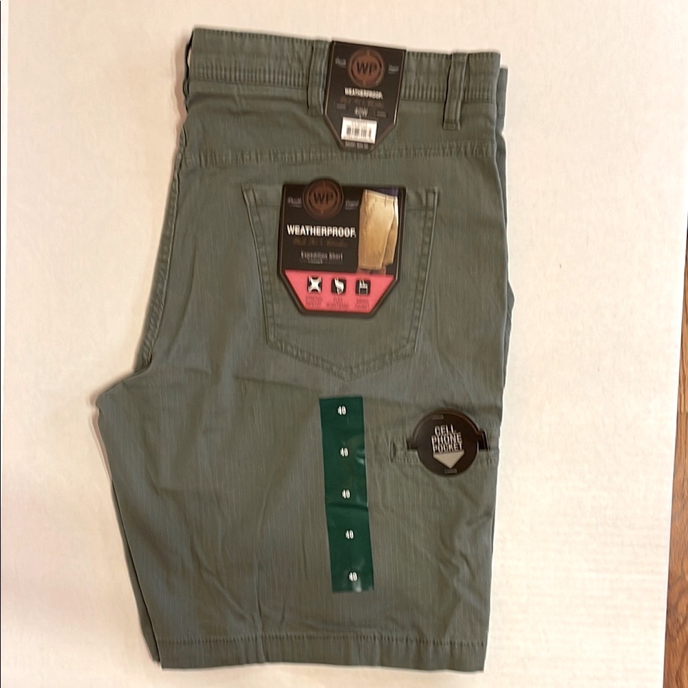 NWT- Men Weatherproof Cargo Shorts- 40W